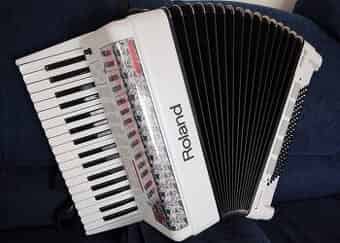 Elektronický akordeon Roland FR-2 klávesový / harmonika
