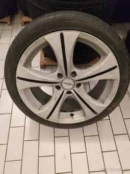 ALU 18" VW/Audi/Škoda 8Jx18 ET 35 pneu 225/40 R18