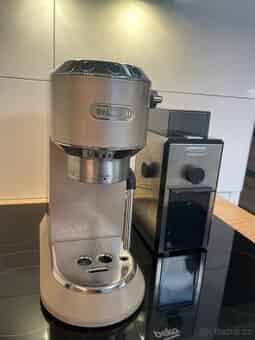 Sada kávovar Delonghi Dedica Arte + Delonghi mlýnek na kávu