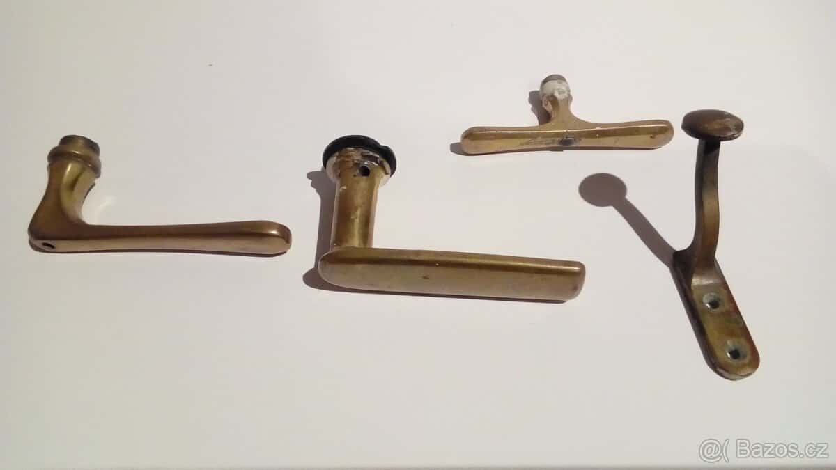 Starý šicí stroj BOBBIN. 3