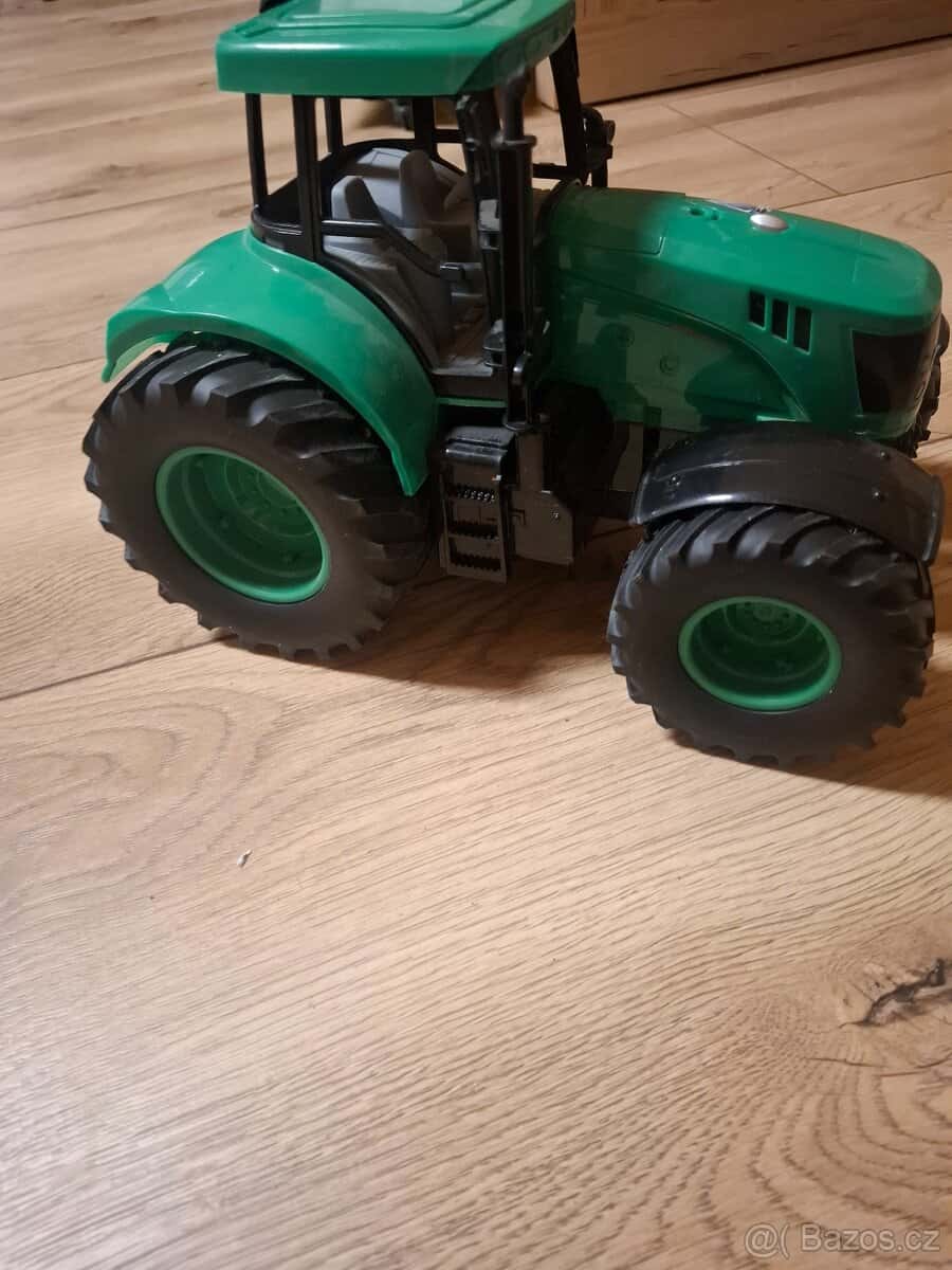 Traktor zelenný 3