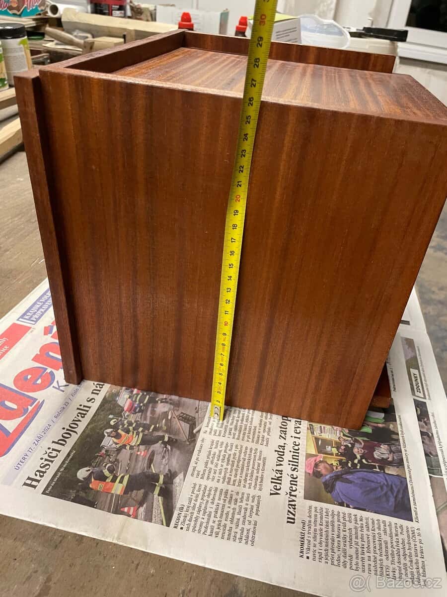 Dřevěná polička 6