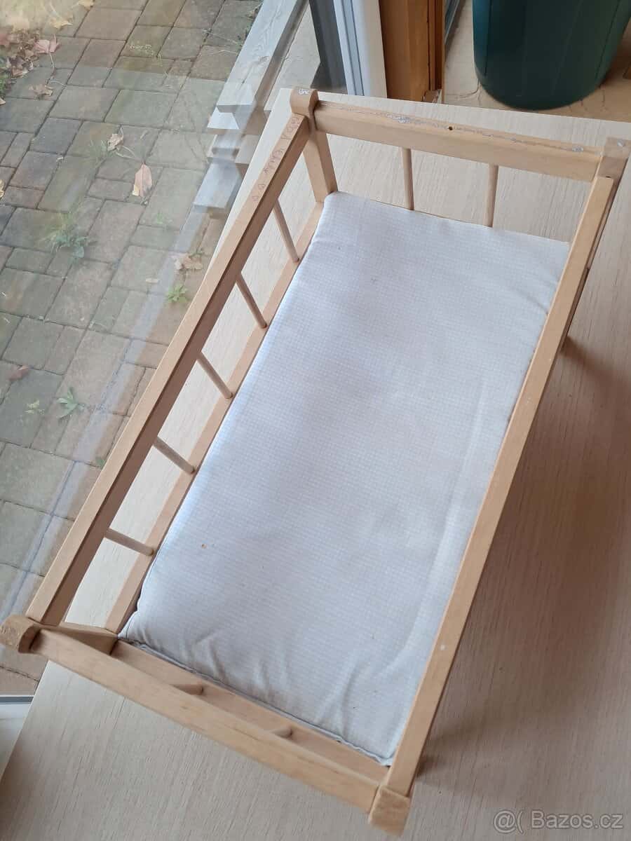 Dřevěná postýlka 2