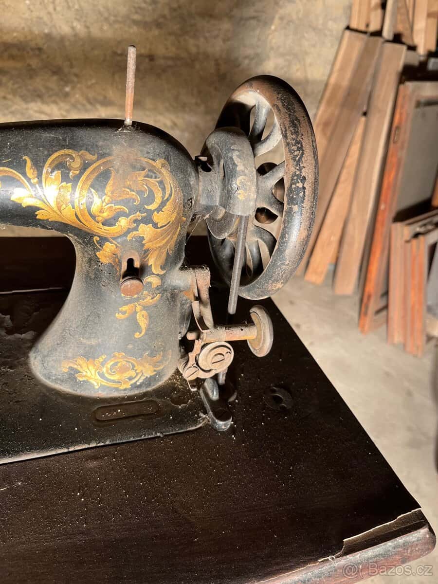 Starý šicí stroj SINGER 3