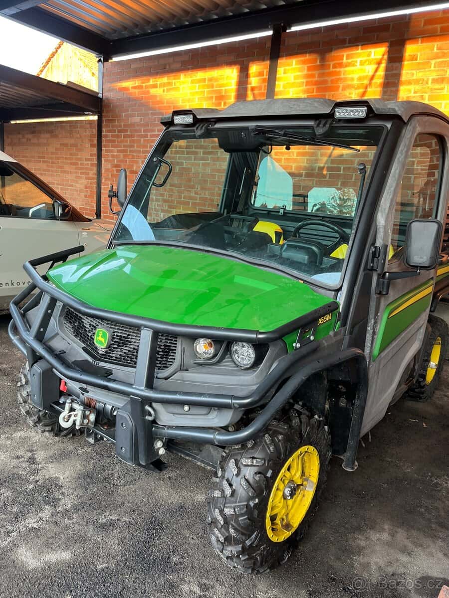 John Deere Gator 4