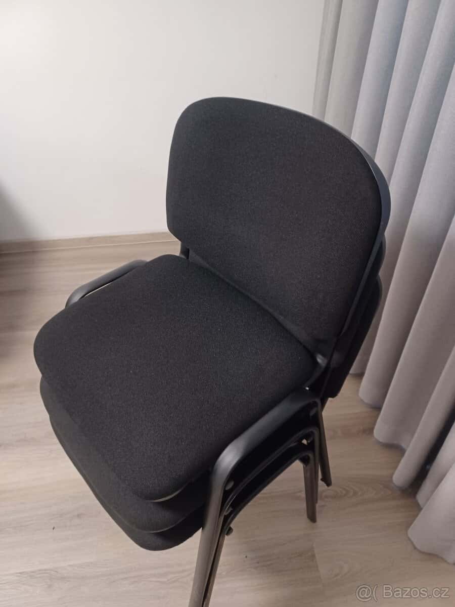 Židle stohovatelná černá 3