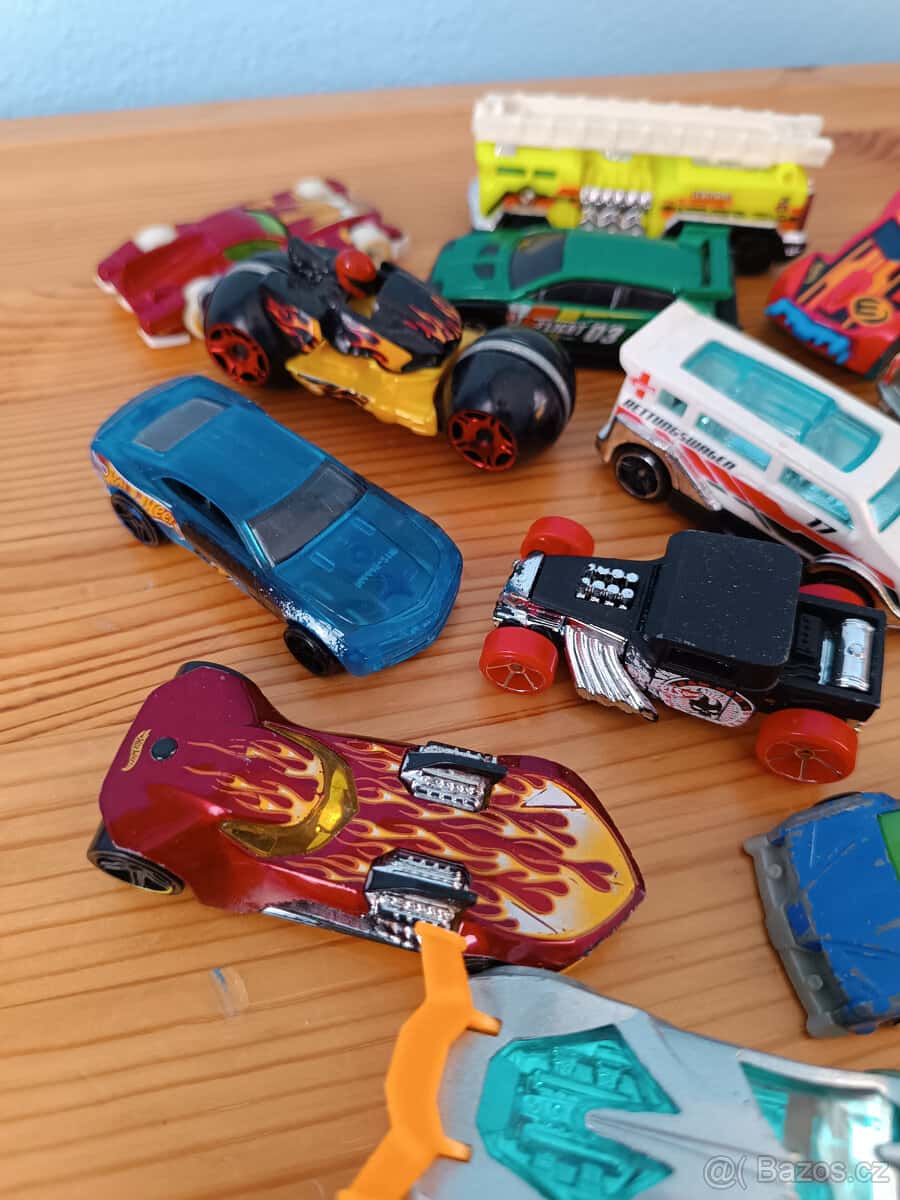 Autíčka HOT WHEELS, 2