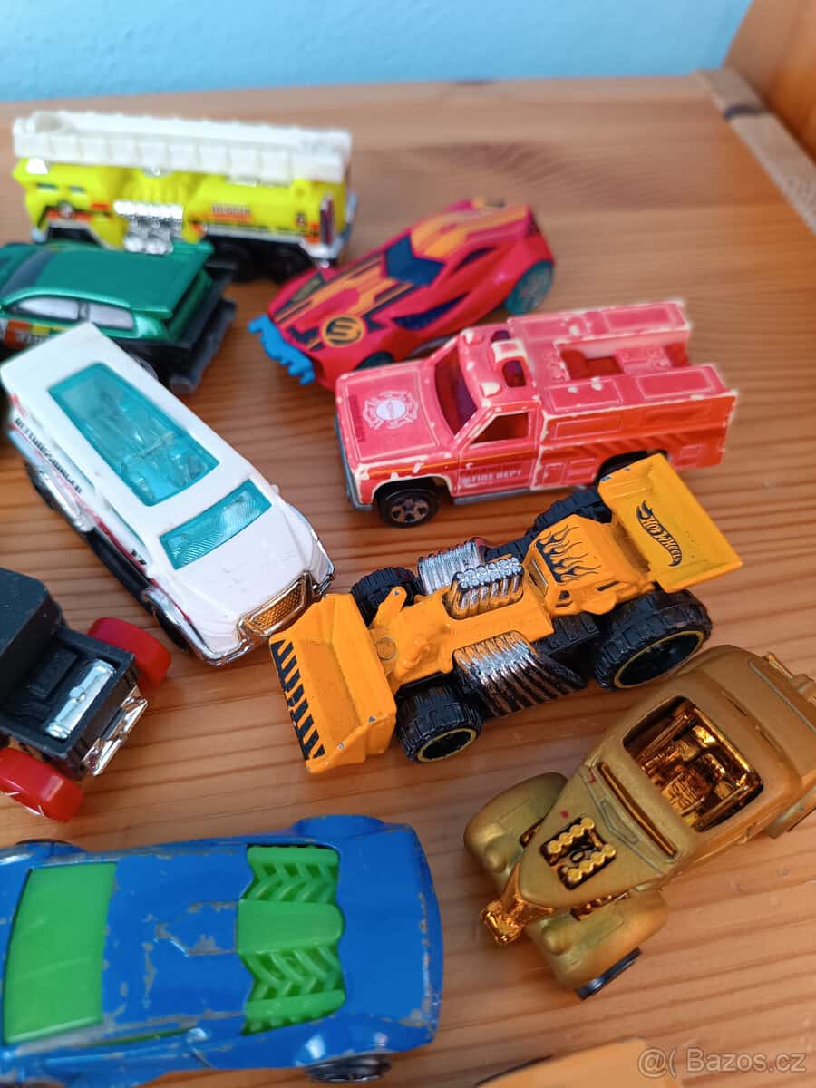 Autíčka HOT WHEELS, 3