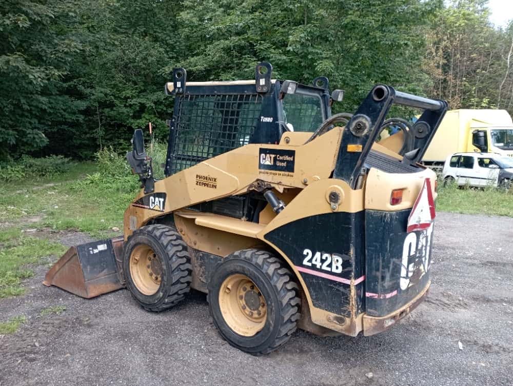 Prodám CATERPILLAR 242B 8