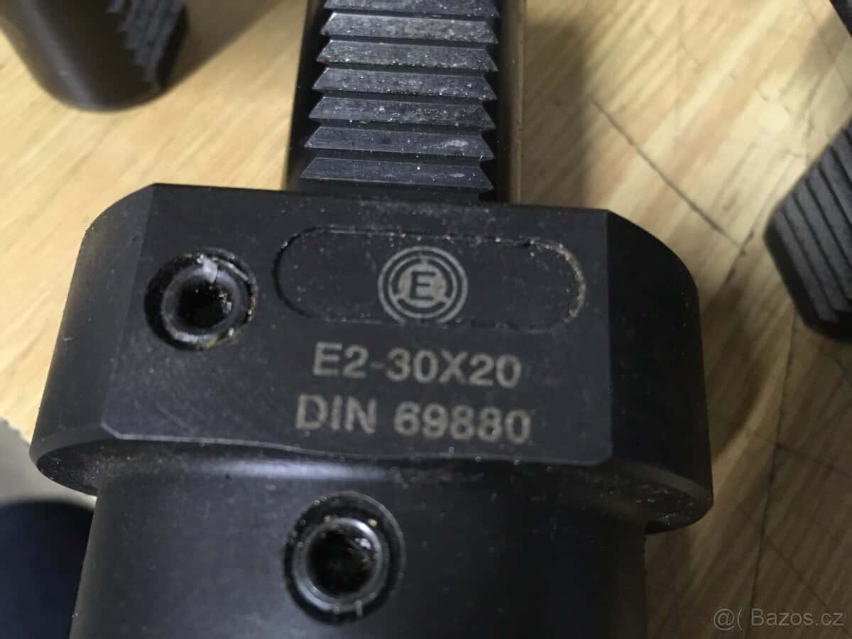 Držáky vdi 30 prodám 4