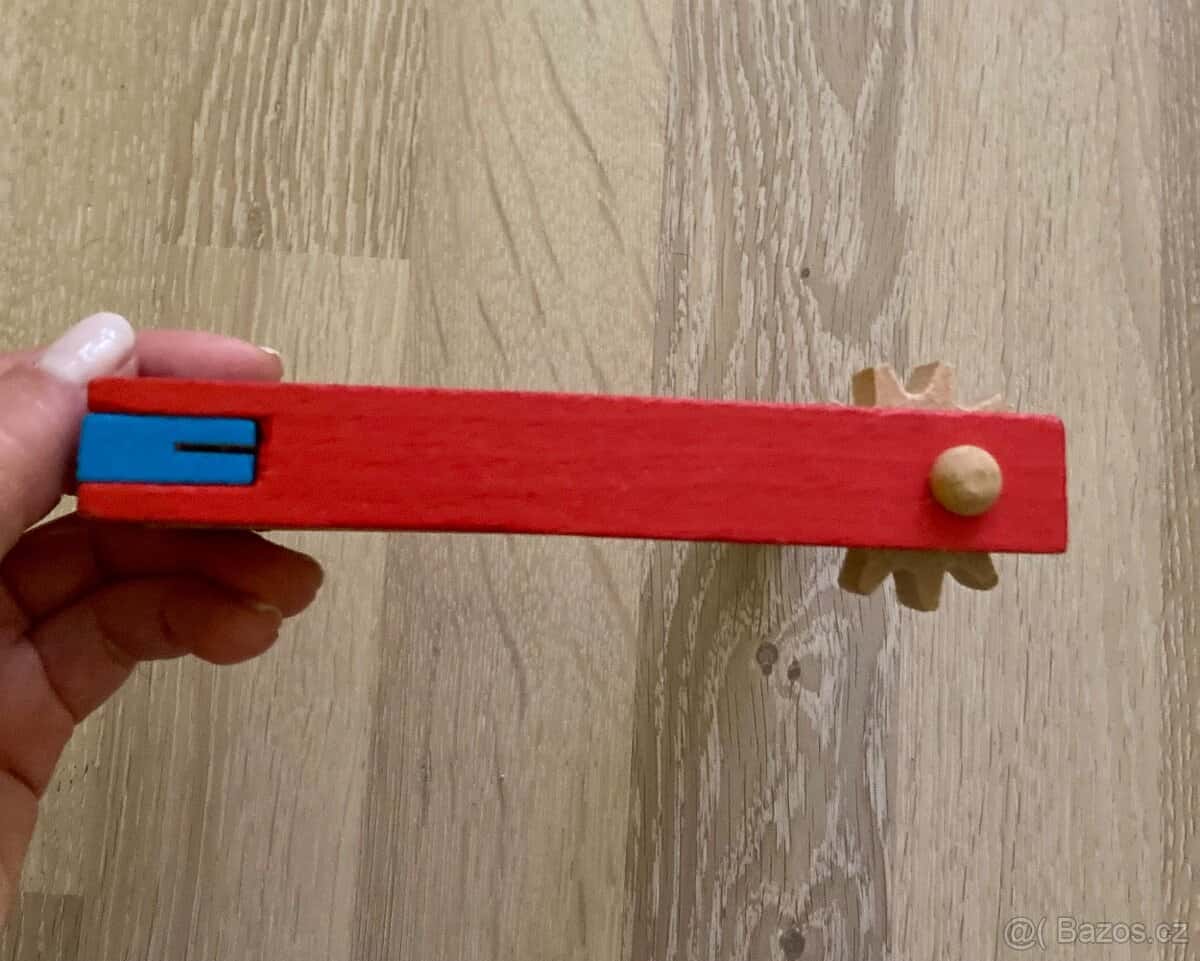 Retro dětská řehtačka 3