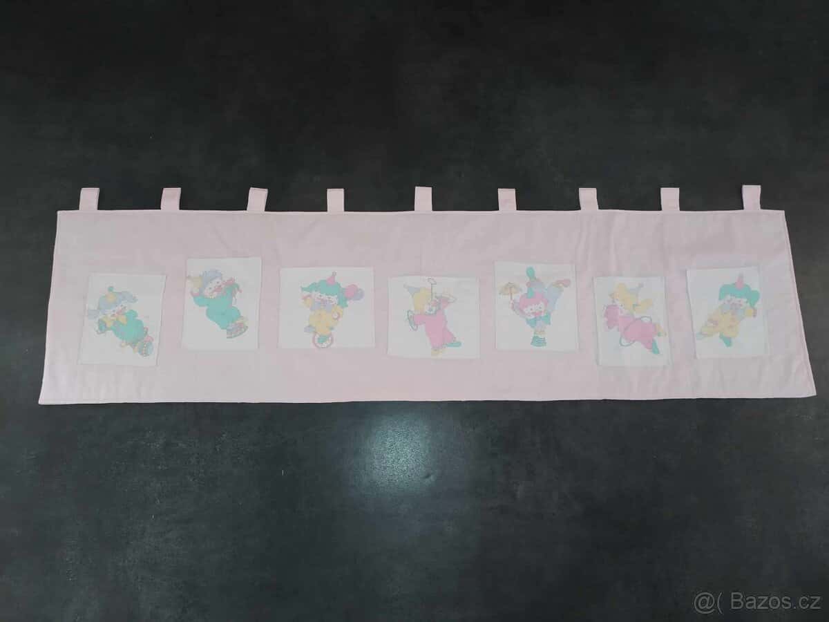 Kapsář okolo postele 1