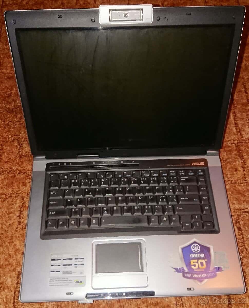 Starý notebook Asus 2