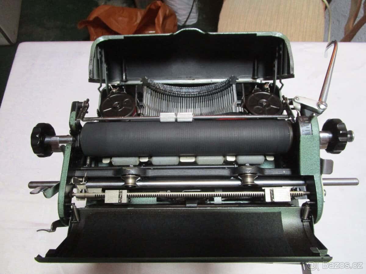 Starý psací stroj 7