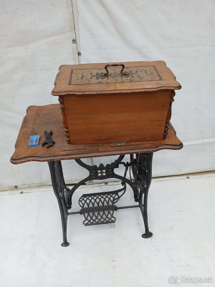 Šicí stroj stary 11