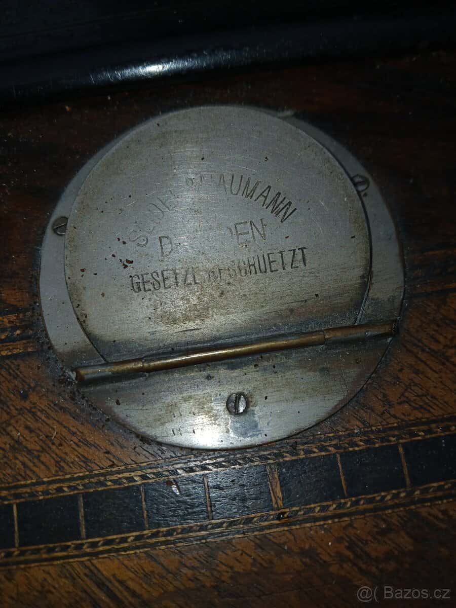 Šicí stroj stary 13