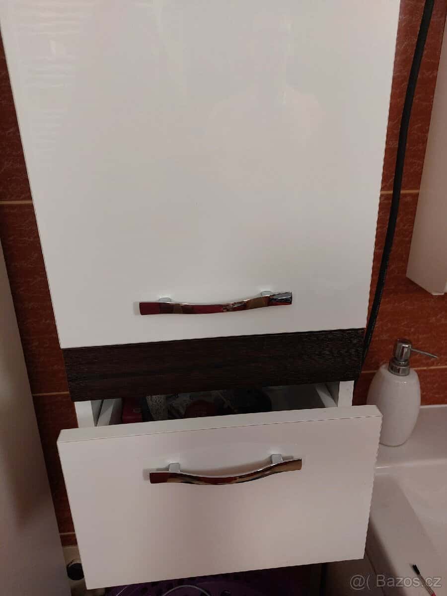 Koupelnová skříň 2