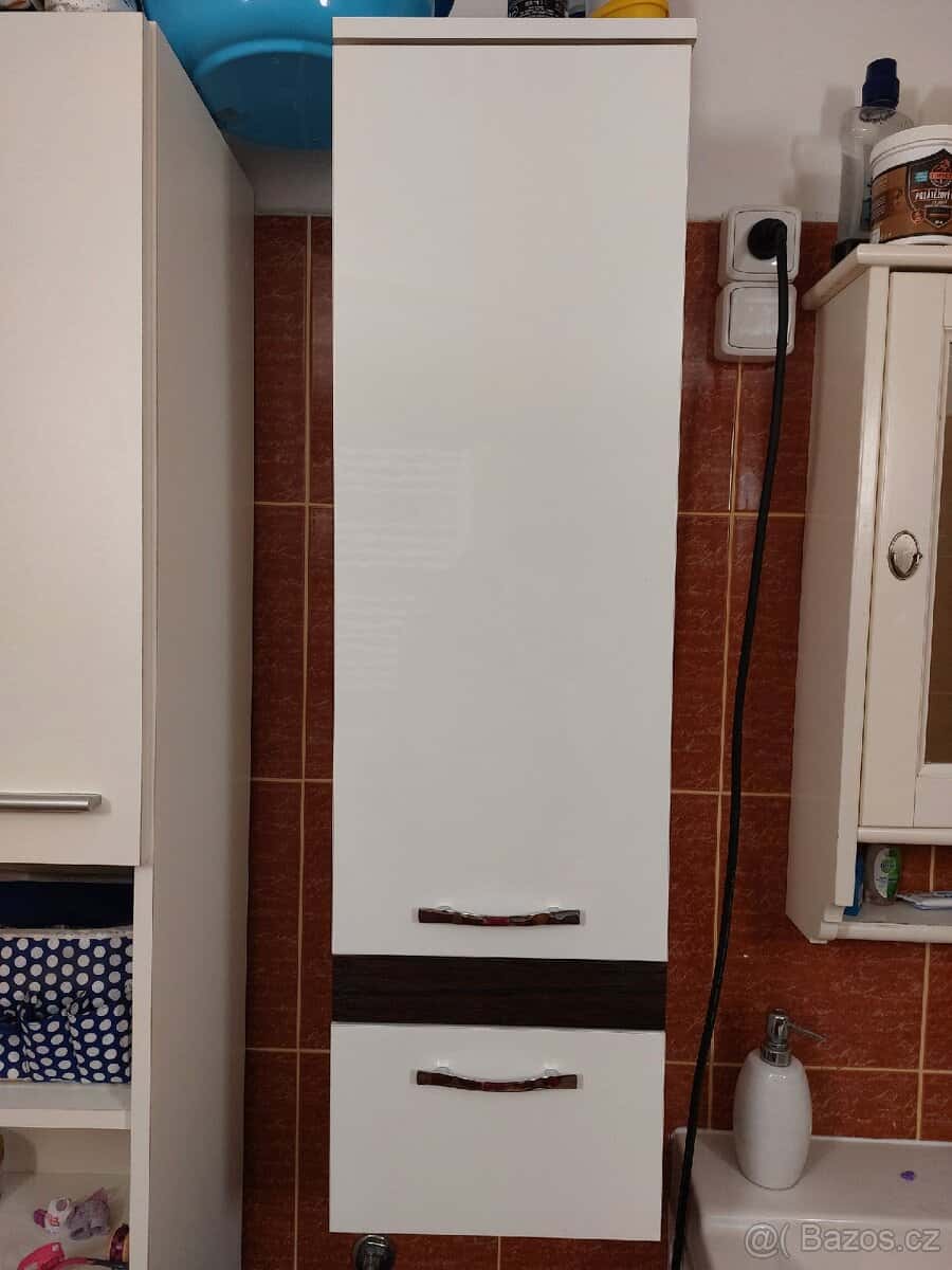 Koupelnová skříň 3
