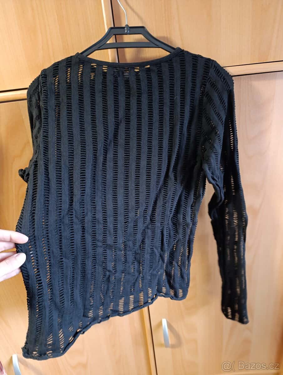 Černá halenka s dírkami 2