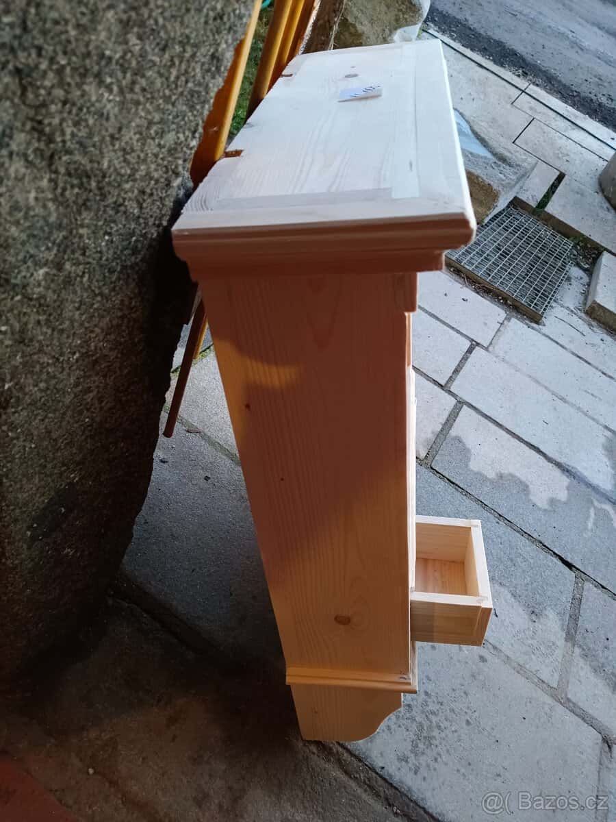 Dřevěná polička 3