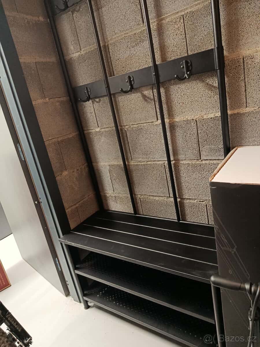 Kovový věšák 2