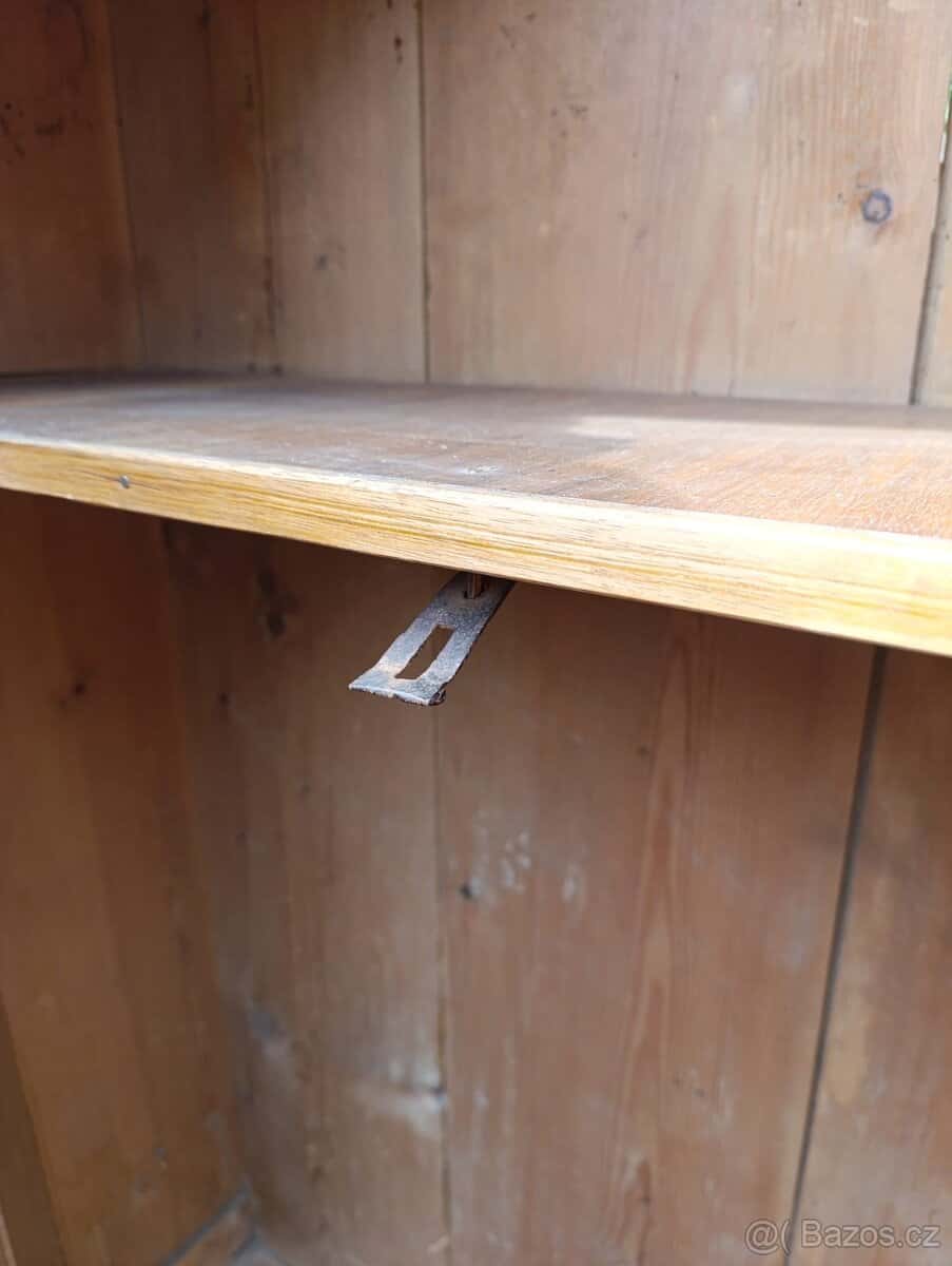 Starožitná skříň 9