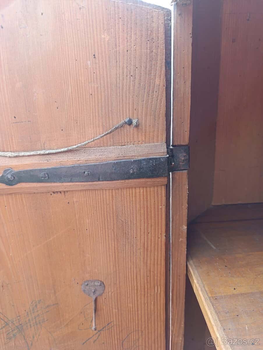 Starožitná skříň 10