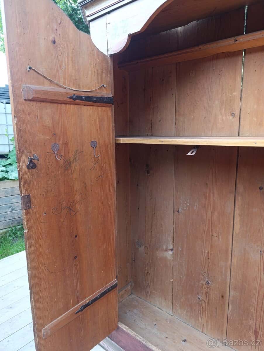 Starožitná skříň 11