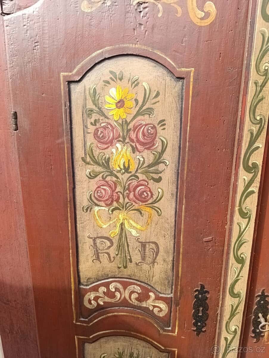 Starožitná skříň 12