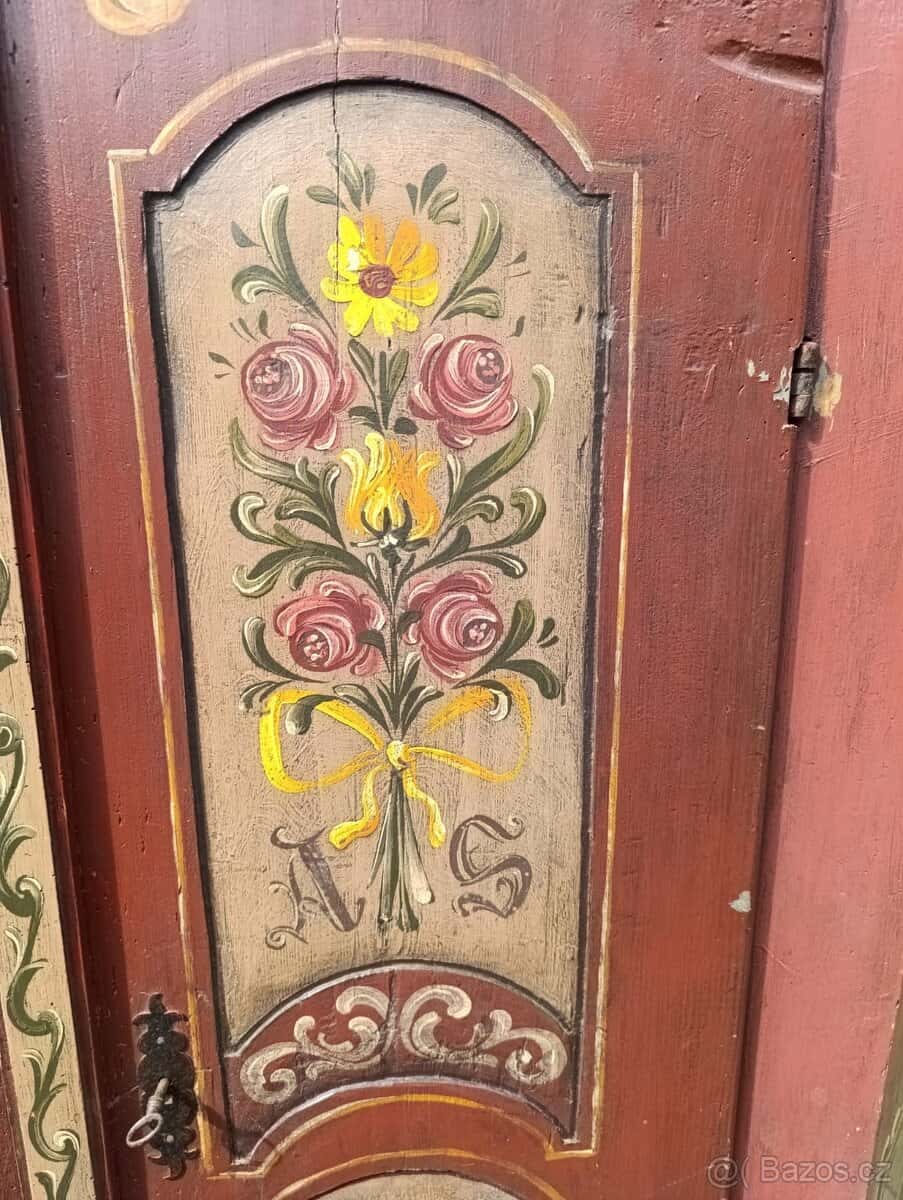 Starožitná skříň 15