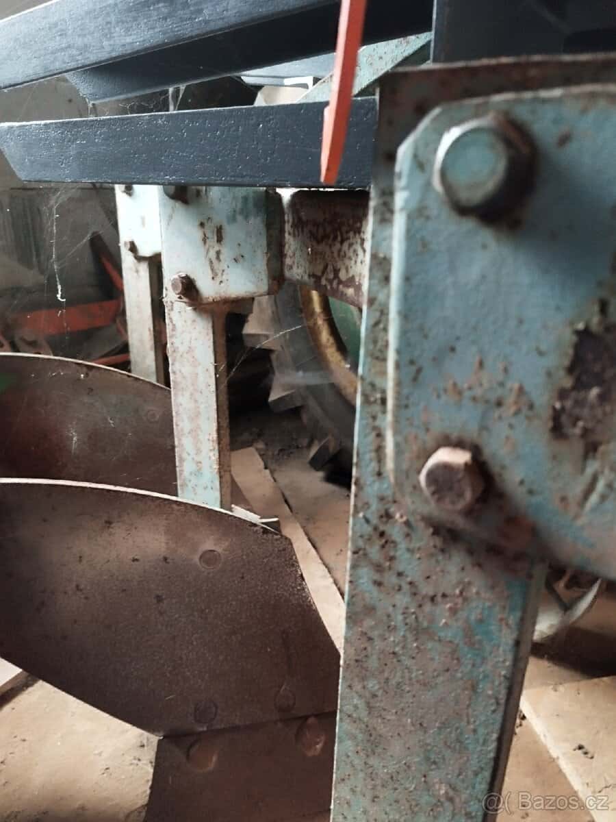 Pluh tříradličný 4