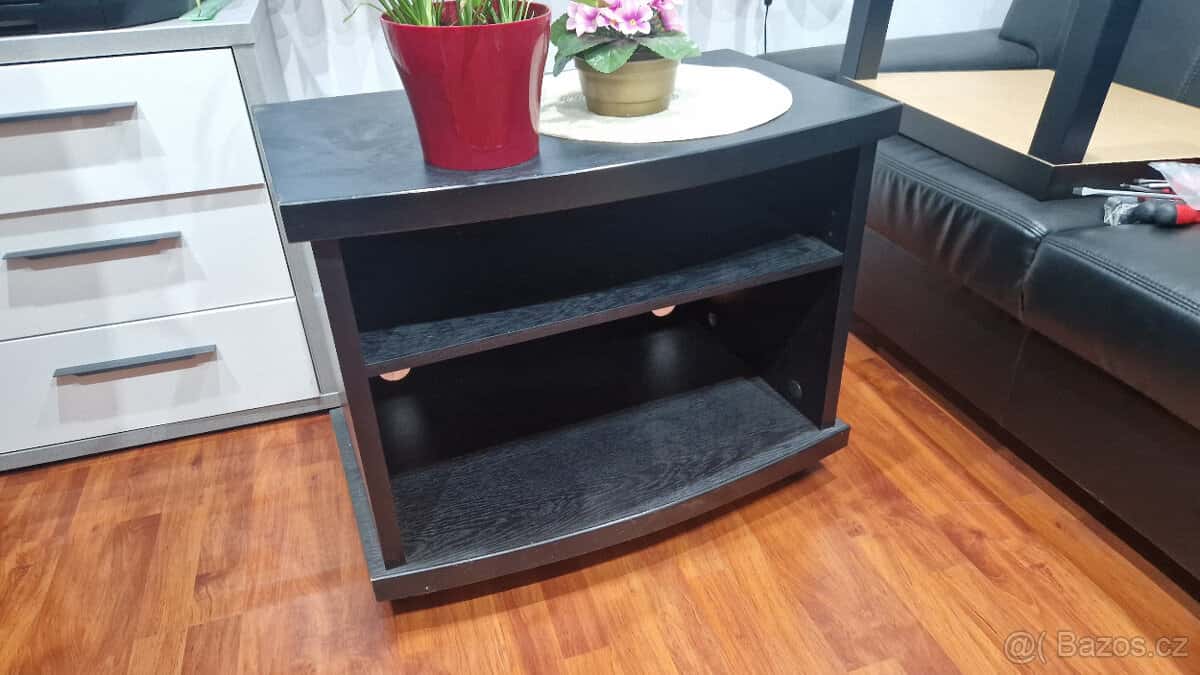 Televizní stolek 2