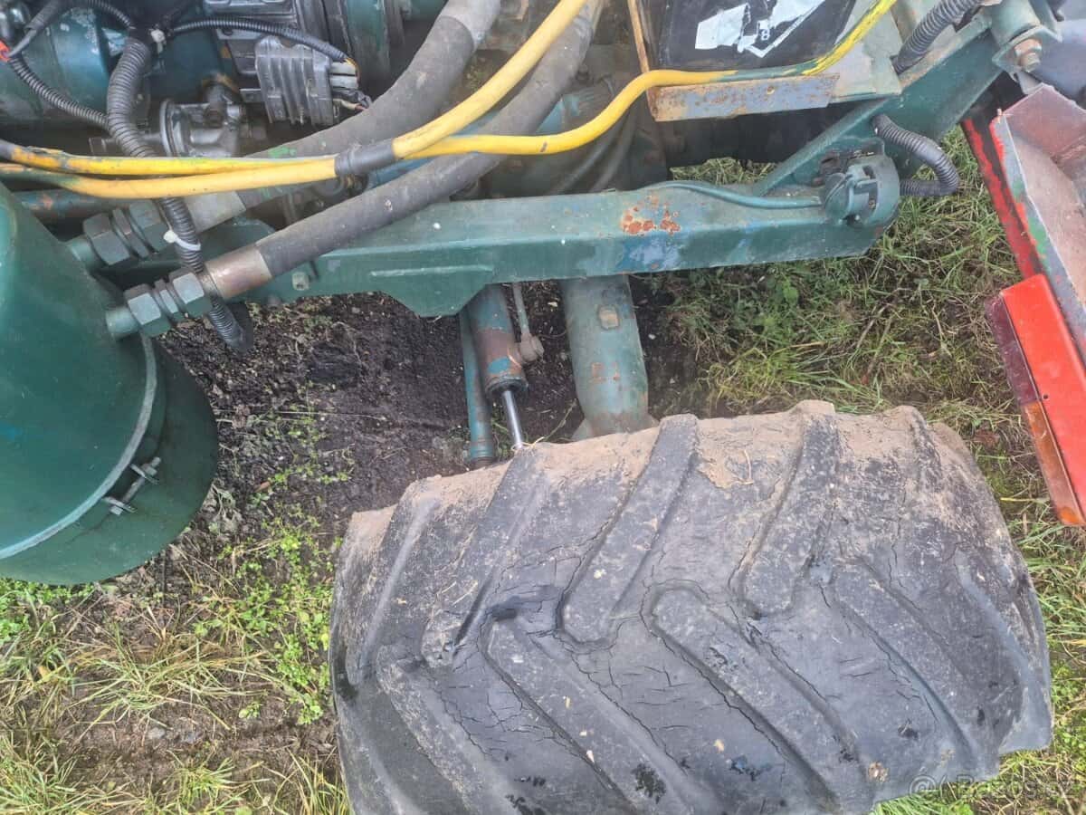 Prodám traktůrek 8