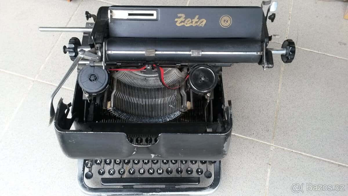 Starý psací stroj 1