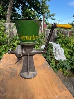 Mlýnek na obilí - vyrábí šrot