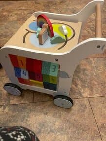 hračka dřevěné chodítko vozík