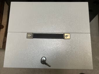 Pokladnička, kasička, trezorek, plechová skříňka 500 kč