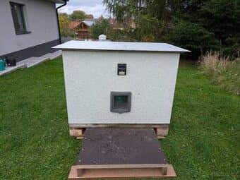 Zateplená bouda pro kočku nebo malého pejska.