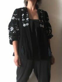 Černý lehký kabátek vyšívaný