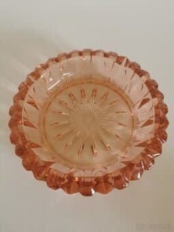 Popelník z růžového skla