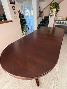 Prodám rozkládací dřevěný stůl + šest židlí zdarma