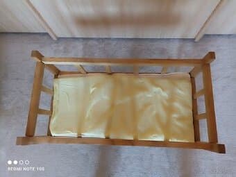 Postýlka pro panenky dřevěná včetně lutkovin