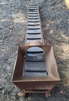 Pásový dopravník  s unašeči