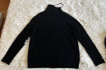 Černý svetr z vlny a kašmíru