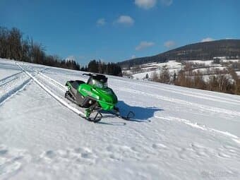 Sněžný skútr Arctic cat M8 2010"