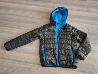 Černá bunda s modrými detaily vel. 140