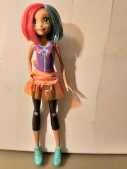 Barbie ve světě her Bella