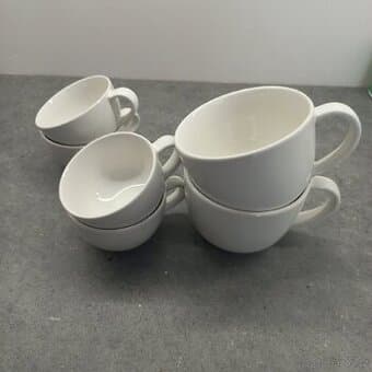 Nádobí - talíře, skleničky, hrníčky. Počty kusů v popisu.