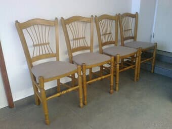 Židle z masivu – šedé čalounění