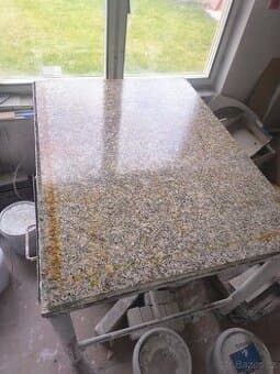 Pracovní stůl, deska leštěná žula